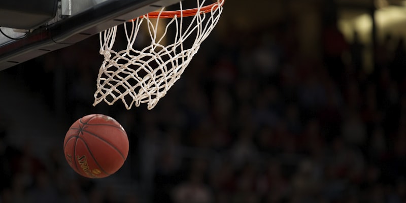 NBA篮球运动员在2026赛季比赛中高高跃起扣篮的精彩瞬间
